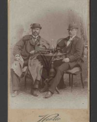 Zwei unbekannte Männer