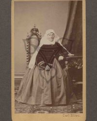 Unbekannte Frau in Tracht