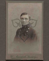 Unbekannter Mann in Soldatenuniform