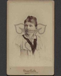 Unbekannte Frau mit Dutt