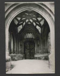 Blick auf ein gotisches Kirchenportal unter einem gotischen Vorbau