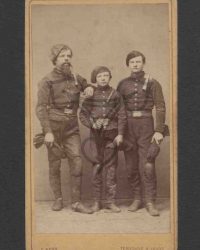 Drei unbekannte Männer in Arbeitskleidung