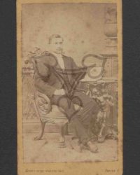 Unbekannter Mann im Anzug