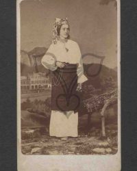 Frau in unbekannter Tracht