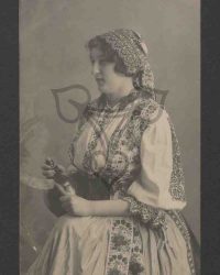 Sitzende Frau in ungarischer(?) Tracht