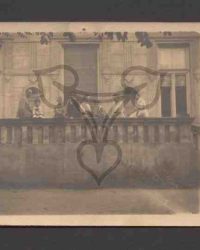 Unbekannte Personen auf der Terrasse eines Herrschaftshauses