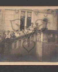 Unbekannte Personen auf dem Treppenaufsatz zur Terrasse eines Herrschaftshauses