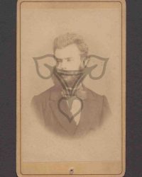 Unbekannter vollbärtiger Mann in Anzug mit Fliege