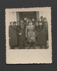 Rumänischer Soldat in Menschengruppe