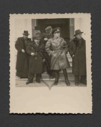 Rumänischer Soldat in Menschengruppe