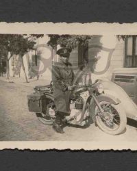 Rumänischer Soldat sitzt auf einem Motorrad