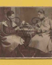 Rumänische Soldaten spielen Karten