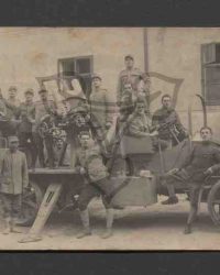 Rumänische Soldatengruppe vor einem Truppenfahrzeug