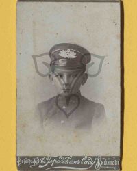 Unbekannter Junge in Uniform