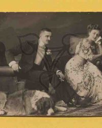 Sitzendes Paar mit Hund