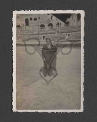 Hilda Sando umarmt einen Mann