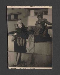 Hilda Sando auf der Straße vor einer Statue