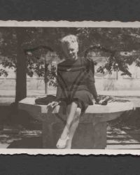 Hilda Sando sitzt in einem Park