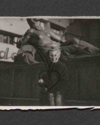 Hilda Sando vor einer Statue