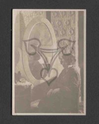 Unbekannte Frau vor einem Spiegel