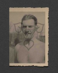 Unbekannter Mann mit nacktem Oberkörper