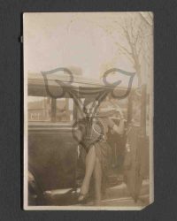 Hilda Sando sitzt in einem Auto