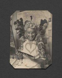 Hilda Sando sitzt an einem Tisch