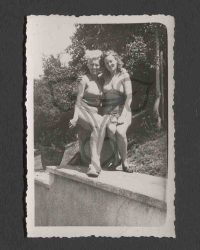 Hilda Sando mit unbekannter Freundin