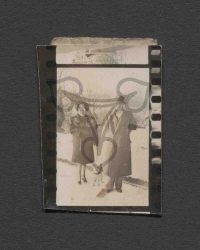 Hilda Sando mit Hund und unbekanntem Mann.