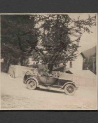 Fünf unbekannte Personen in einem Automobil