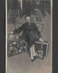 Hilda Sando sitzt auf Koffern