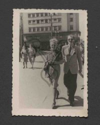 Hilda Sando mit unbekanntem Mann