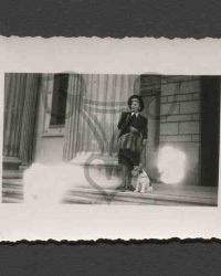 Hilda Sando mit Hund