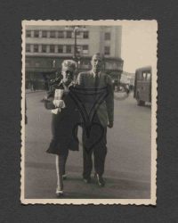 Hilda Sando mit unbekanntem Mann