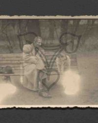 Unbekannter Mann mit Hilda Sandos Hund