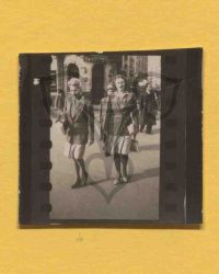 Hilda Sando mit unbekannter Freundin