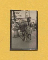 Hilda Sando mit unbekannter Freundin und Hund