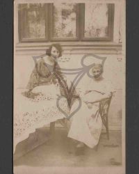 Zwei unbekannte Frauen mit Hund