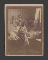 Unbekannte Frau im Schlafanzug