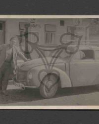 Unbekannter Mann neben seinem Auto