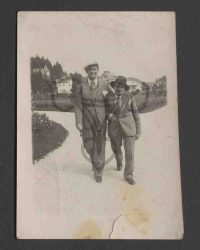 Zwei unbekannte Männer