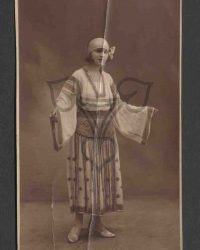 Unbekannte Frau in Tracht