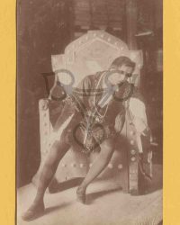 Unbekannter Mann in Theaterkostüm