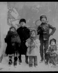 Unbekannte Kinder im Schnee