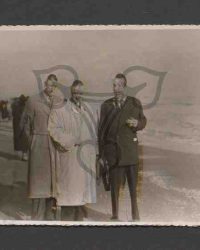 Drei unbekannte Männer am Ufer