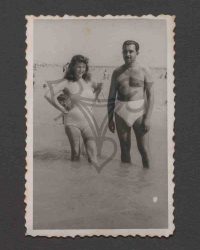 Unbekanntes Paar in Badekleidung