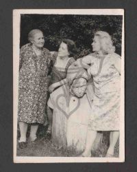 Suzana Lascu mit Freundinnen neben einer Statue George Enescus