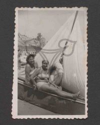 Suzana Lascu mit Freundin am Strand