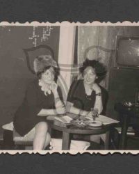 Zwei unbekannte Frauen