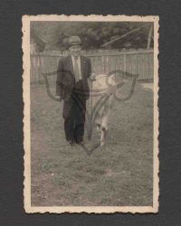 Unbekannter Mann mit Kalb